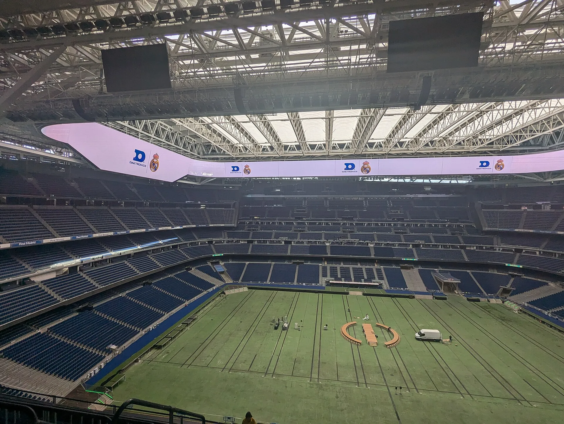 Interior del estadio Santiago Bernabéu con la nueva cubierta