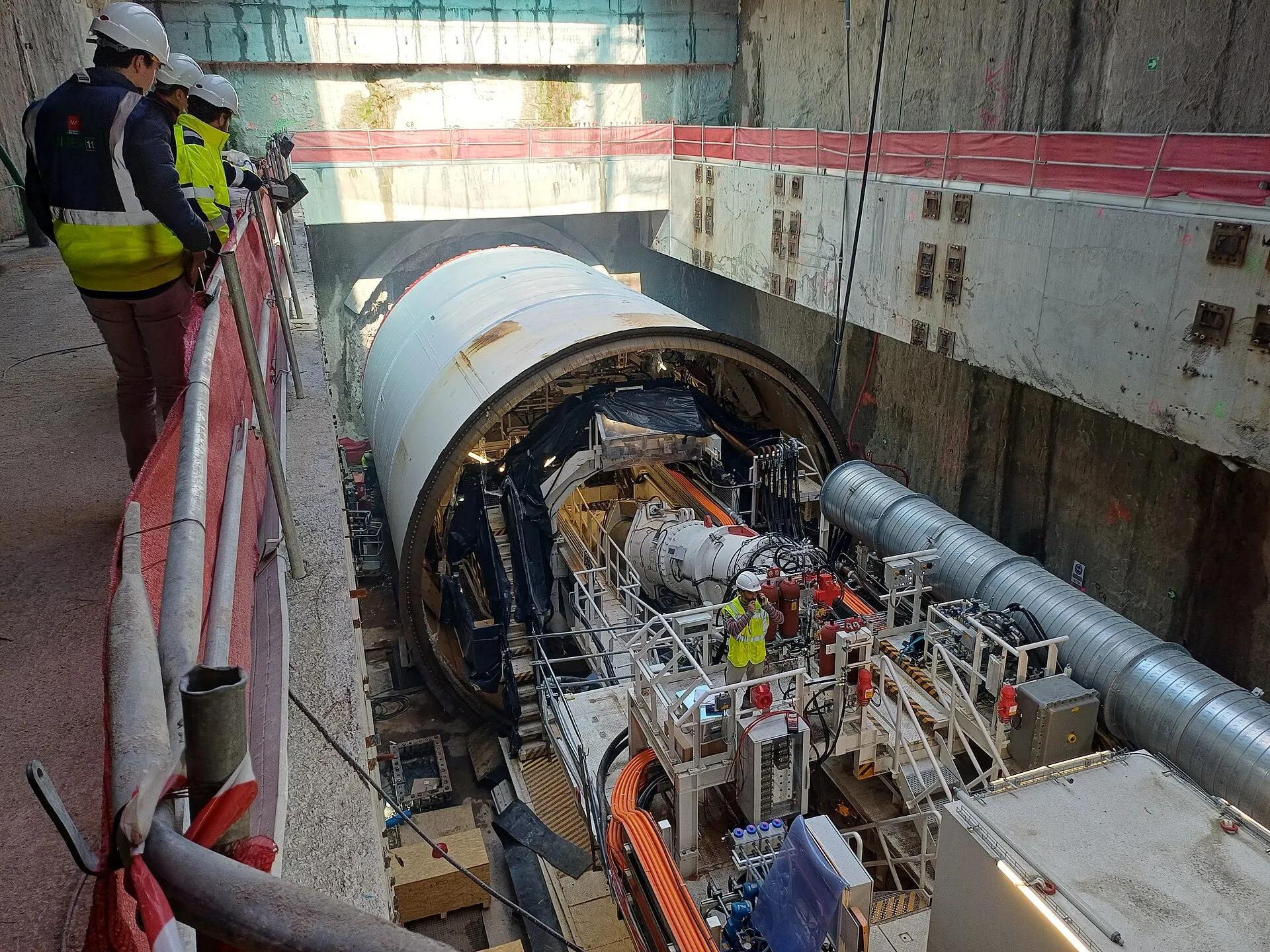 Obras de ampliación de la Línea 11 del Metro de Madrid, con la tuneladora en el pozo