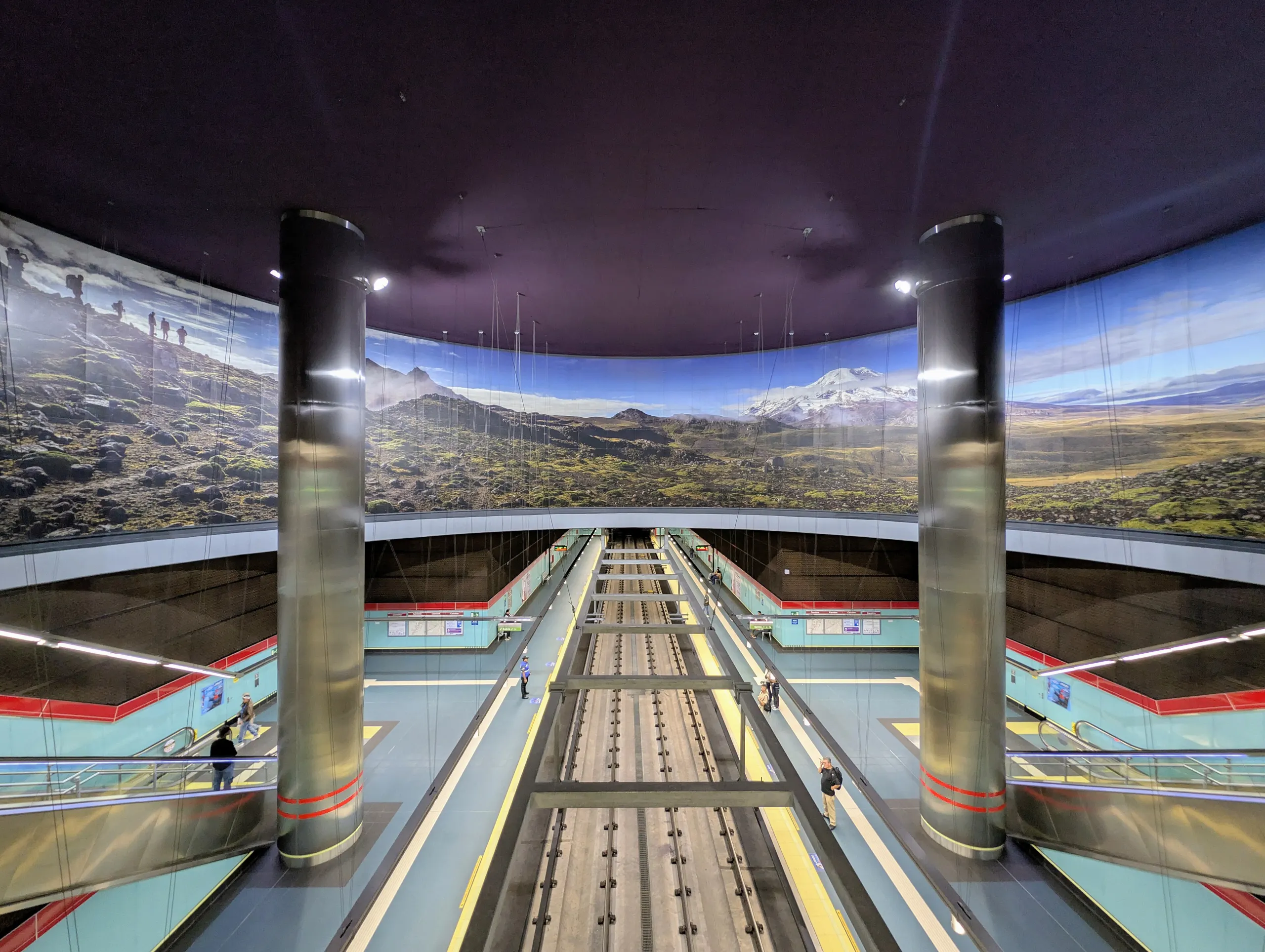 Estación Carolina del Metro de Quito, con murales panorámicos de paisajes andinos