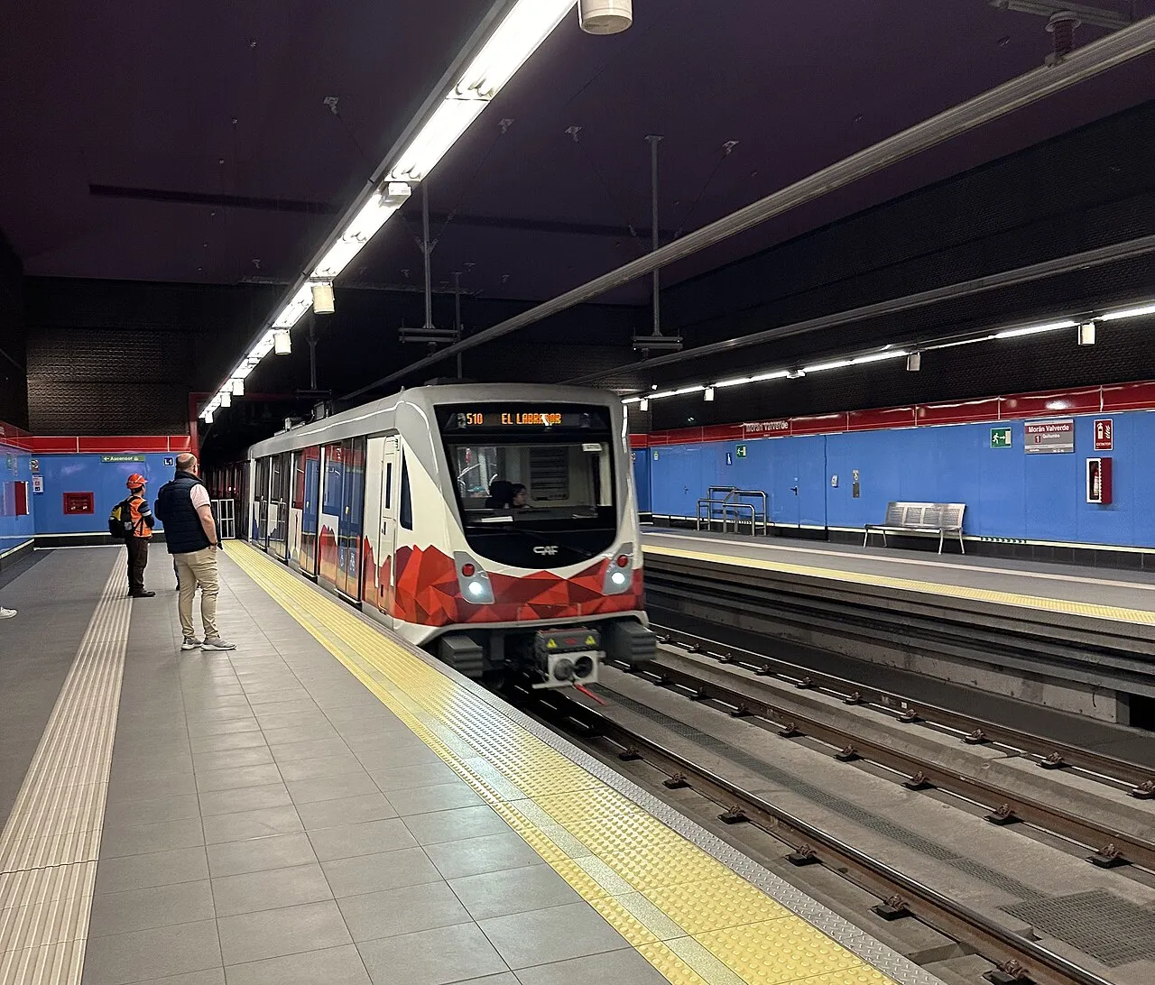 Tren del Metro de Quito en el andén de la estación Morán Valverde