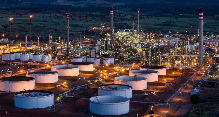 Refinería de Repsol en Puertollano de noche