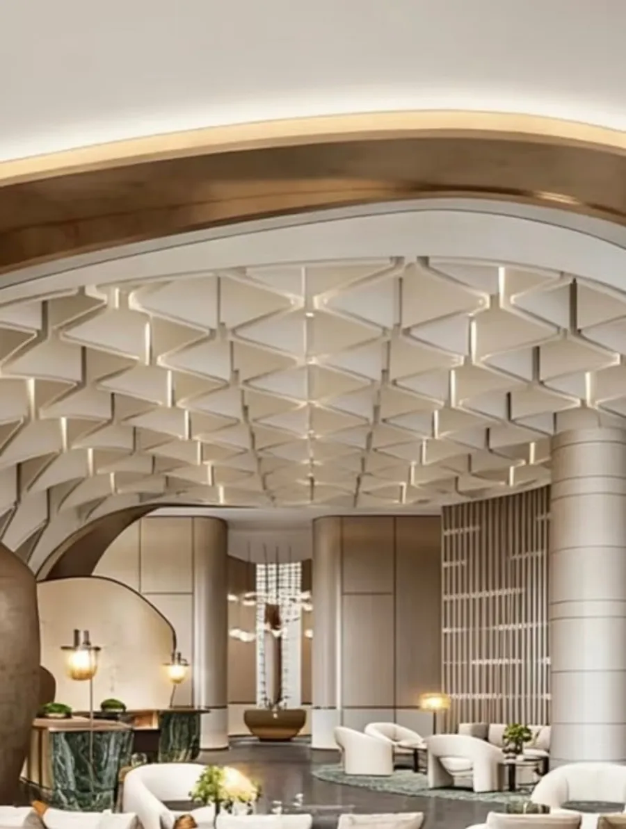 Vestíbulo de hotel con techo arquitectónico y zona de estar