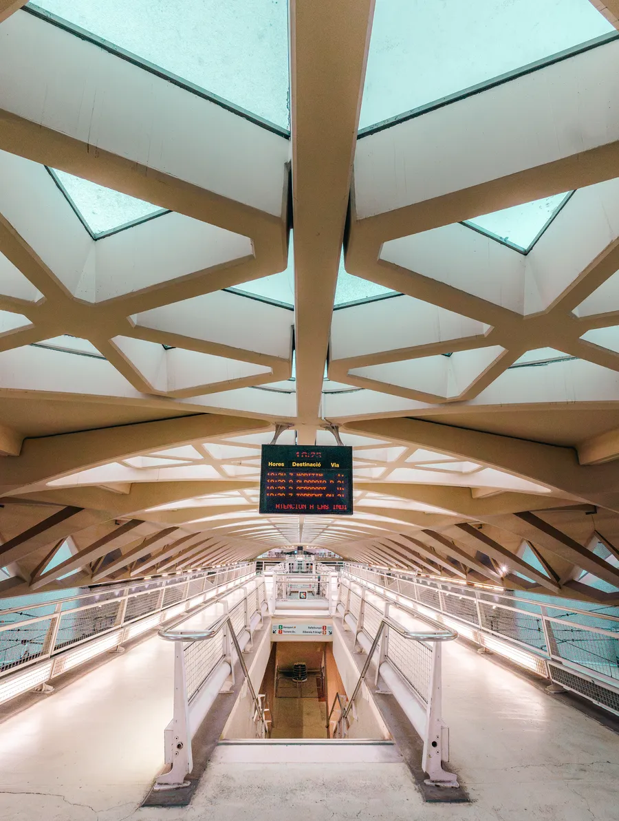 Vestíbulo de una estación de metro con cubierta de vigas y lucernarios