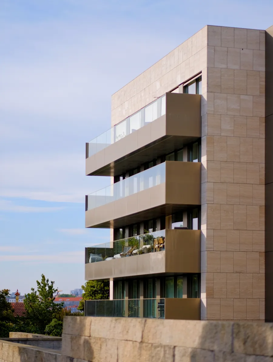 Edificio de viviendas con terrazas de vidrio