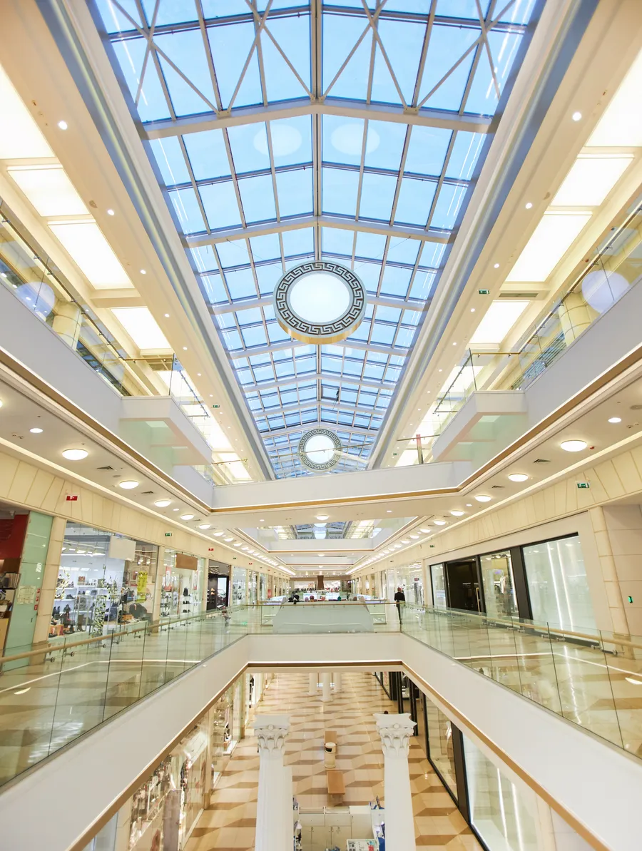 Galería de un centro comercial con cubierta de cristal