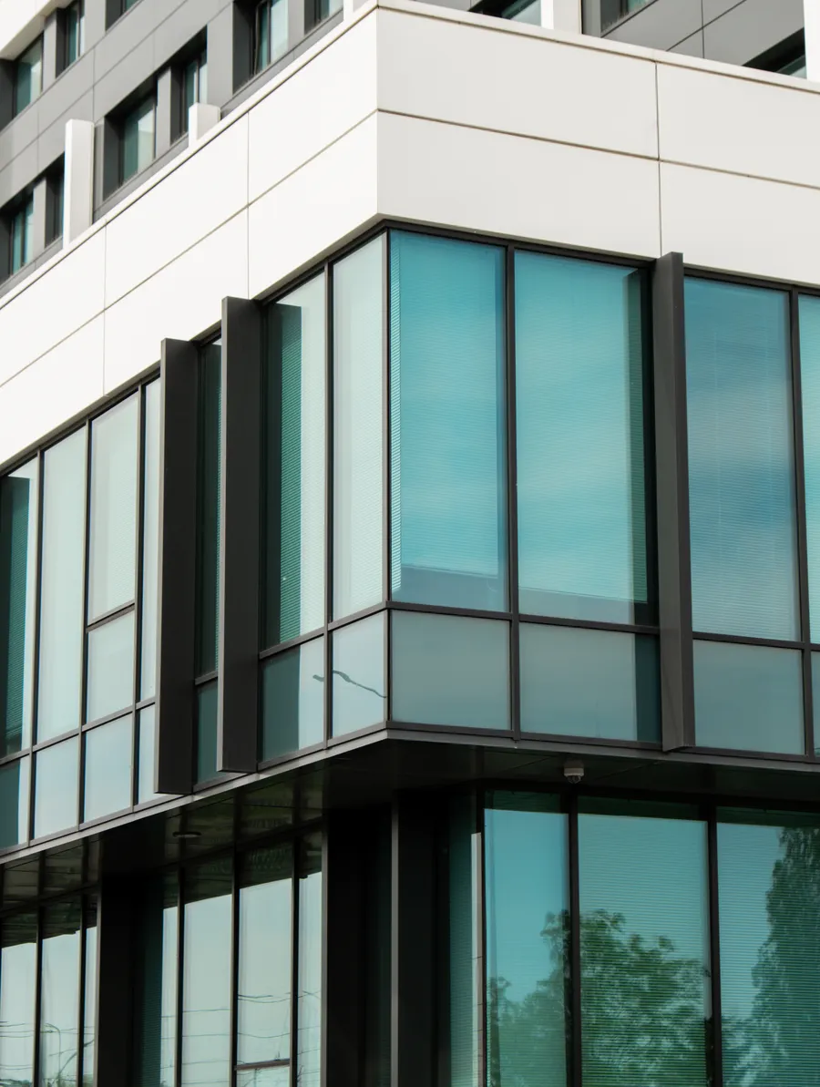 Edificio de oficinas acristalado